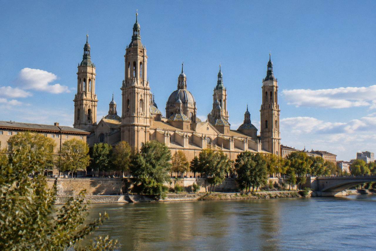 View over Zaragoza showing the Basílica del Pilar and its towers beside the Ebro river