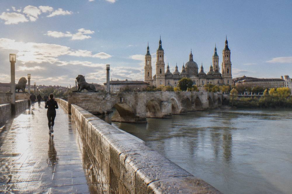 The Puente de Piedra bridge and the Ebro river seen from the bank, with the old town of Zaragoza behind it