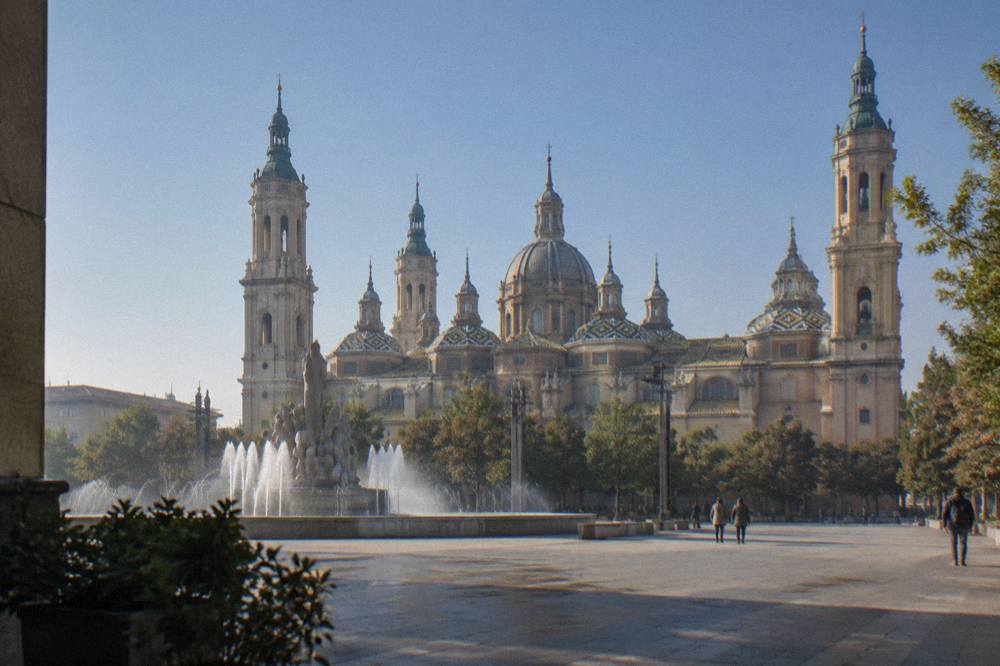 The Fuente de la Hispanidad fountain in Plaza de España with the Basílica del Pilar towers behind it