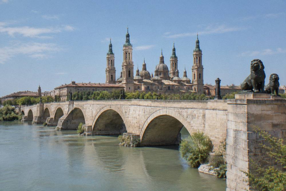The Puente de Piedra stone bridge crossing the Ebro with the Basilica del Pilar behind it
