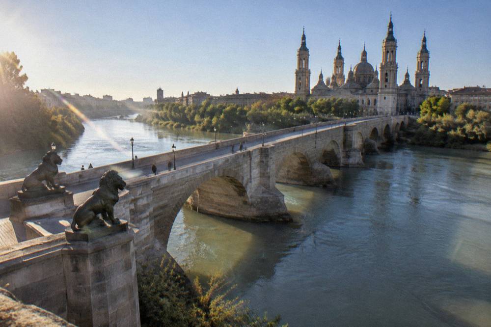 The Puente de Piedra stone bridge over the Ebro with lion statues at the entrance