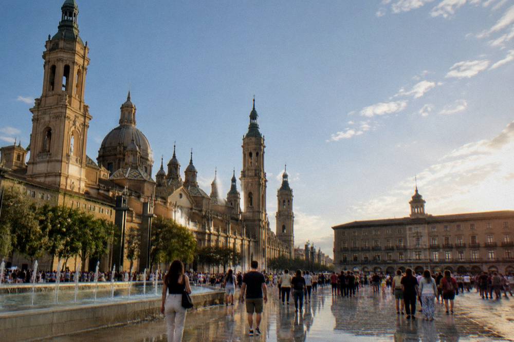 Crowds filling Plaza del Pilar in Zaragoza during a festival day