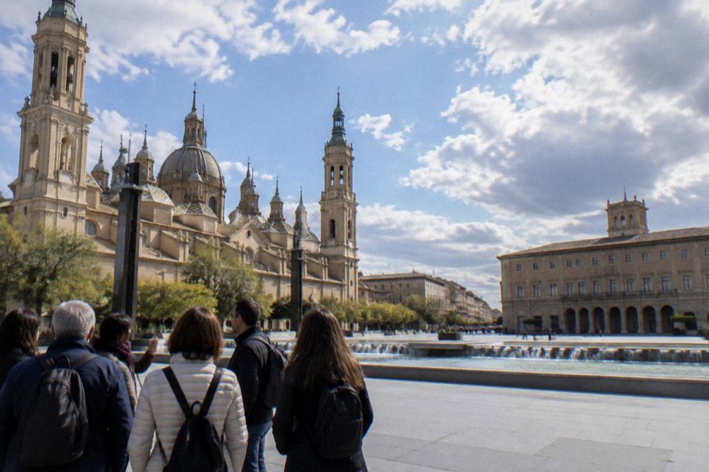 A walking tour group gathered on Plaza del Pilar in Zaragoza