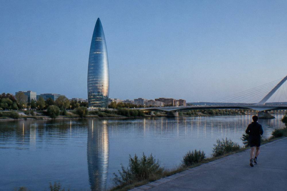 The water tower seen from across the Ebro with the river surface reflecting the building