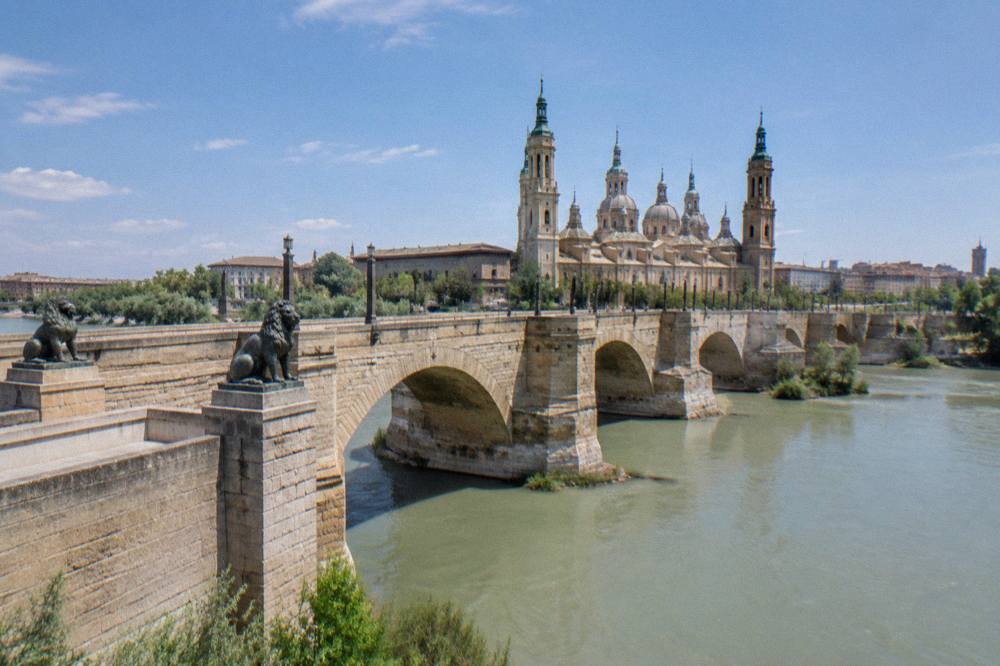 The Puente de Piedra bridge over the Ebro with the Basílica del Pilar behind it in Zaragoza