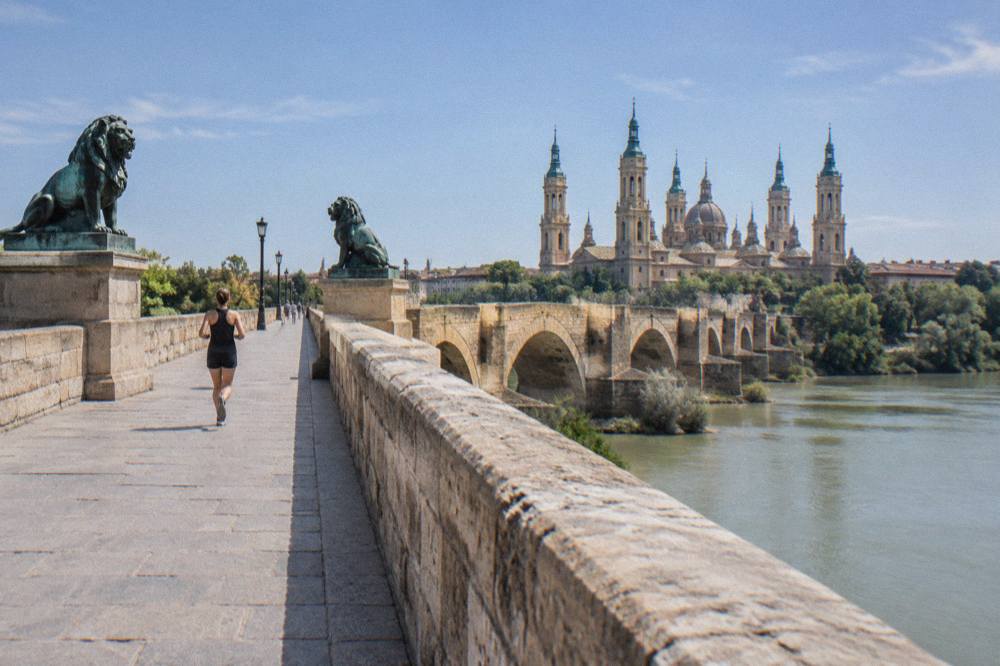 Level riverside promenade along the Ebro with the Puente de Piedra and its stone arches