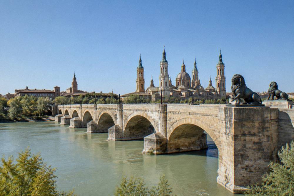 The Puente de Piedra crossing the Ebro with the lion sculptures visible at its sides