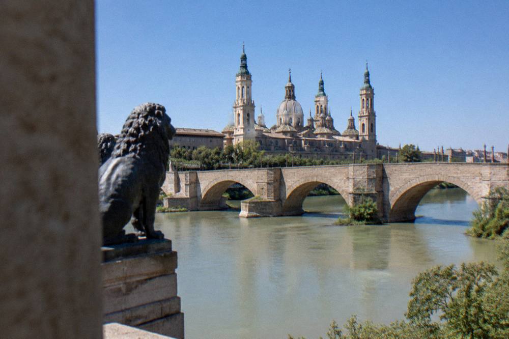 The Puente de Piedra bridge over the Ebro with the Basílica del Pilar behind it