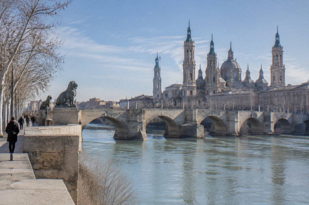 Winter sunshine on the Puente de Piedra and the frozen-looking Ebro in Zaragoza