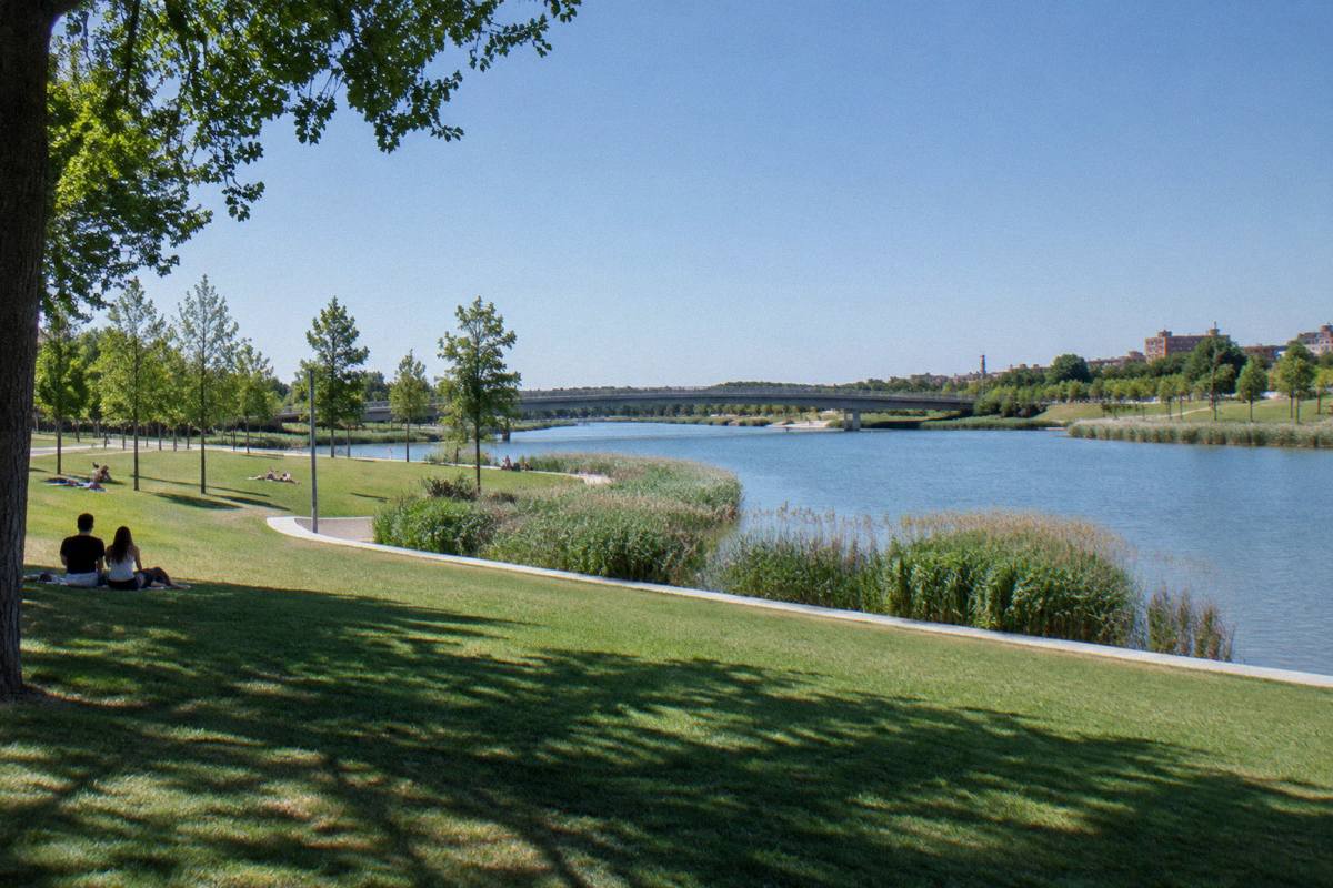Wide lawns and a long path in the Parque del Agua beside the Ebro