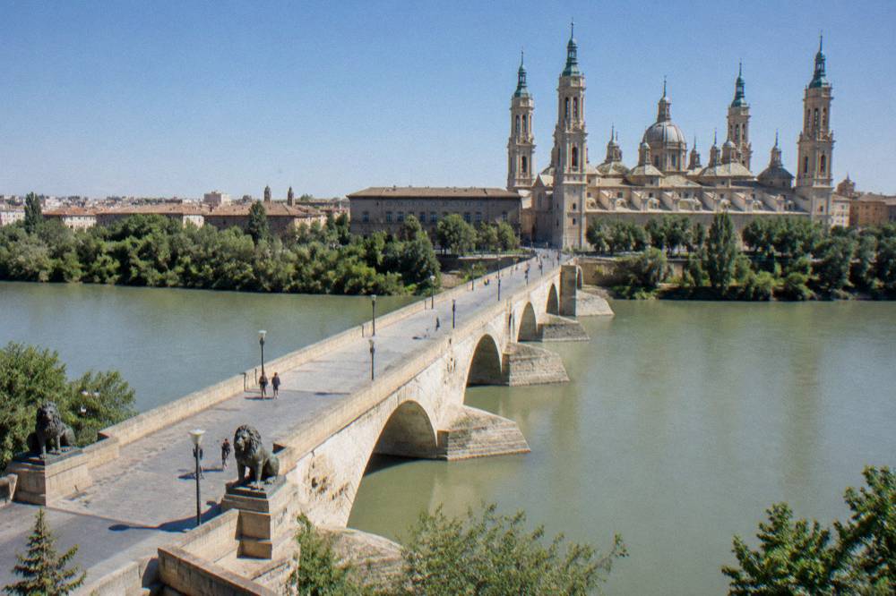 The Puente de Piedra stone bridge over the Ebro with the Basílica del Pilar behind it