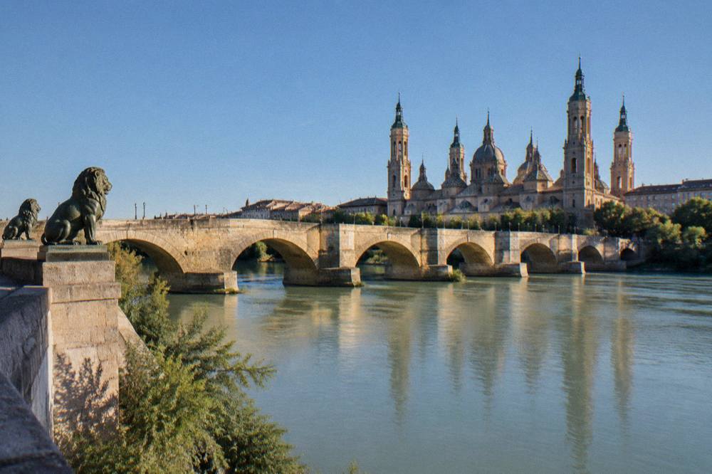 The Puente de Piedra stone bridge over the Ebro with the basilica behind it