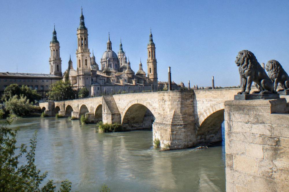 The Puente de Piedra stone bridge crossing the Ebro with the Basilica del Pilar behind it